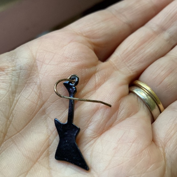 Fun vintage pink guitar earrings - Picture 7 of 9